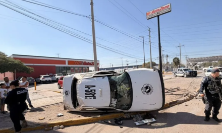 Taxi vuelca en Gómez Palacio por exceso de velocidad; conductor resulta con lesiones leves