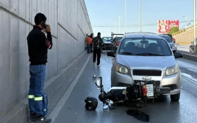 Carambola en bulevar Revolución deja un motociclista lesionado y caos vial en Torreón