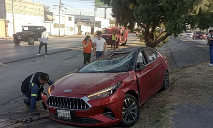 Video capta choque frontal en el Periférico Raúl López Sánchez; camioneta invade carril contrario