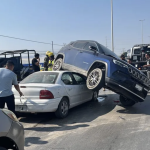 Camioneta termina sobre otro vehículo tras choque carambola en la carretera Torreón–Matamoros