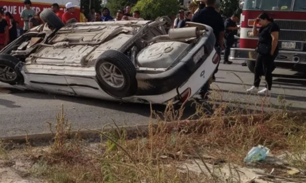Un muerto y dos heridos deja volcadura en Gómez Palacio