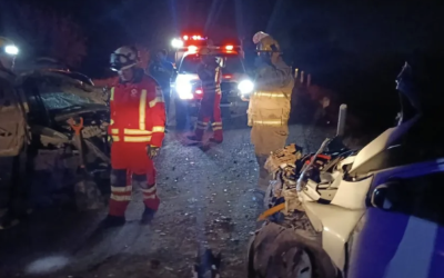Choque frontal en carretera de Matamoros deja dos heridos graves y pérdida total de vehículos