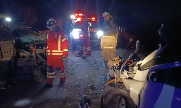 Choque frontal en carretera de Matamoros deja dos heridos graves y pérdida total de vehículos