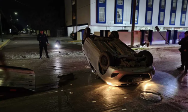 Conductor ebrio vuelca su auto tras chocar vehículos estacionados en la avenida Juárez