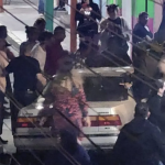 Vehículo irrumpe en desfile de Día de Muertos en Moroleón; cinco personas resultan heridas