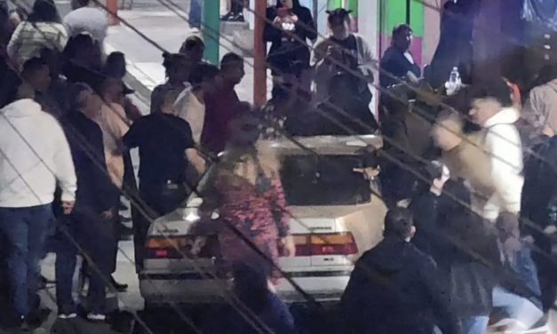 Vehículo irrumpe en desfile de Día de Muertos en Moroleón; cinco personas resultan heridas