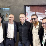 Julión Álvarez sorprende en Torreón al asistir al informe de Manolo Jiménez