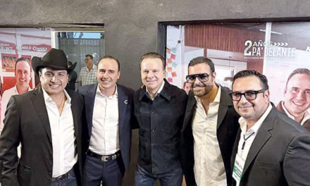 Julión Álvarez sorprende en Torreón al asistir al informe de Manolo Jiménez