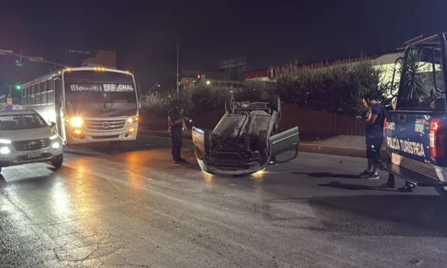 Joven vuelca su vehículo en bulevar Revolución por exceso de velocidad en Torreón