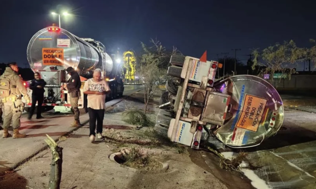 Remolque cargado de leche se desprende y vuelca en el periférico Raúl López Sánchez