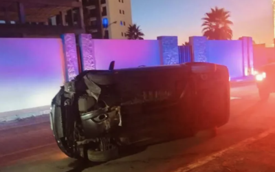 Vuelca vehículo tras chocar contra luminaria en Torreón