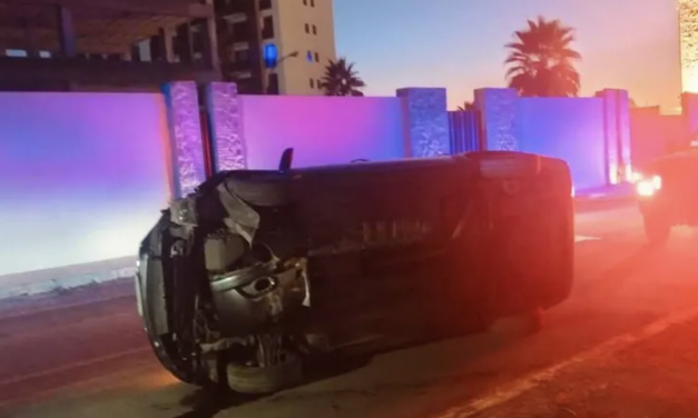 Vuelca vehículo tras chocar contra luminaria en Torreón