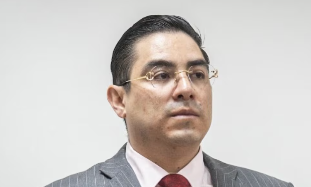 Separan de su cargo a alto funcionario de Aduanas señalado por presunto enriquecimiento y vínculos irregulares