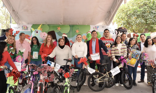 Funcionarios de Lerdo donan bicicletas y juguetes para niñas y niños de escasos recursos