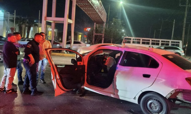 Conductor resulta con probables fracturas tras impactar puente peatonal en Torreón