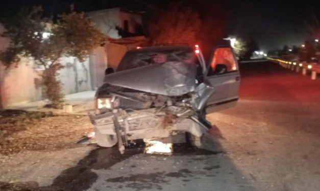 Conductor choca contra un árbol en Lerdo y abandona la camioneta para evadir responsabilidades