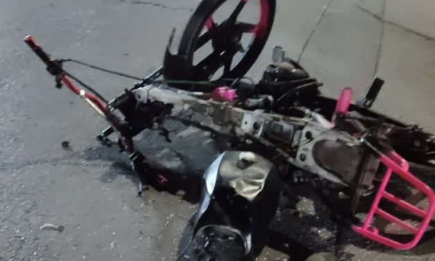 Joven motociclista lucha por su vida tras accidente en la colonia Loma Real de Torreón