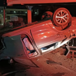 Aparatoso accidente deja un auto volcado en el Periférico Raúl López Sánchez