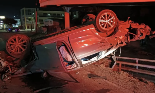 Aparatoso accidente deja un auto volcado en el Periférico Raúl López Sánchez