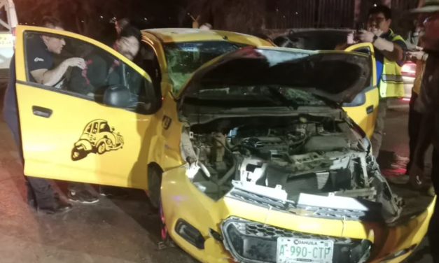 Taxi vuelca en la carretera Torreón–Matamoros tras esquivar a otro vehículo