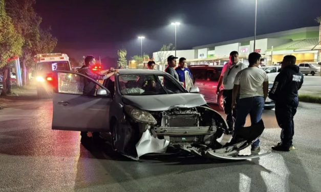Choque en estacionamiento de supermercado en Torreón deja una mujer lesionada y cuantiosos daños
