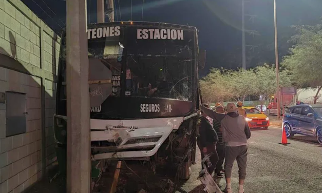 Tráiler choca camión urbano y provoca persecución vial al sur de Torreón