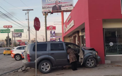 Conductor pierde el control y se impacta contra poste y taquería en el bulevar Independencia