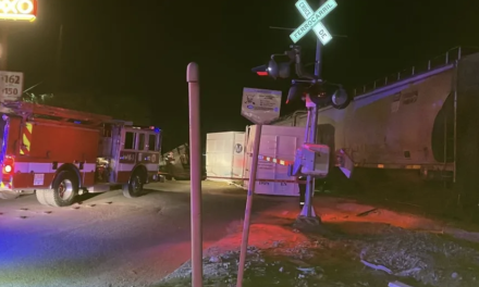 Chofer de tráiler salva la vida tras ser embestido por el tren en Gómez Palacio