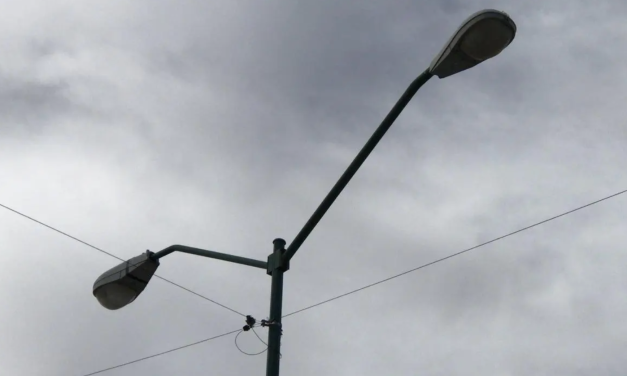 Alumbrado público de Torreón muestra envejecimiento; 98% de luminarias siguen operando
