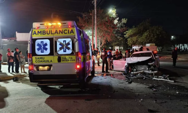 Aparatoso choque deja un lesionado con fracturas y dos autos destrozados en Torreón