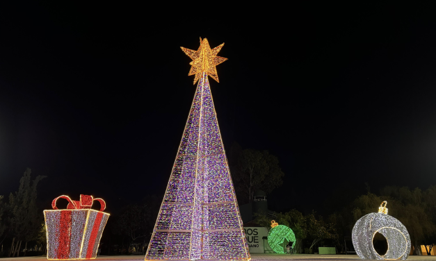 Decoran el Bosque Urbano de Torreón por la temporada navideña