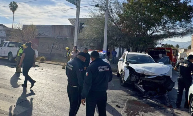 Accidente por no respetar semáforo deja cuatro vehículos dañados y una mujer con crisis nerviosa en Torreón