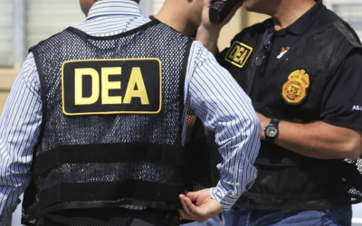 Exagente de la DEA es acusado de intentar lavar dinero para el CJNG y negociar armas y equipo militar