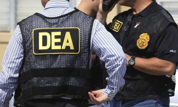 Exagente de la DEA es acusado de intentar lavar dinero para el CJNG y negociar armas y equipo militar