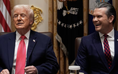 Trump presume fuerza militar y minimiza la crisis económica en su última reunión de Gabinete del año