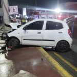 Conductora ebria provoca accidente y termina sobre un camellón en la carretera antigua a San Pedro
