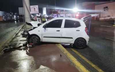 Conductora ebria provoca accidente y termina sobre un camellón en la carretera antigua a San Pedro