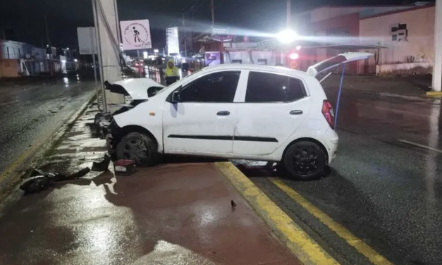 Conductora ebria provoca accidente y termina sobre un camellón en la carretera antigua a San Pedro