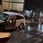 Conductor ebrio se salva de milagro tras chocar contra poste metálico en la carretera Torreón–San Pedro