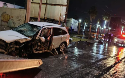 Conductor ebrio se salva de milagro tras chocar contra poste metálico en la carretera Torreón–San Pedro