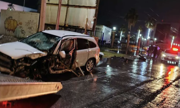 Conductor ebrio se salva de milagro tras chocar contra poste metálico en la carretera Torreón–San Pedro