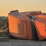 Vuelca tráiler cargado con 30 toneladas de alfalfa en Gómez Palacio