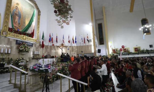 Fieles abarrotan la Parroquia de Guadalupe en Torreón para celebrar el 494 aniversario de la aparición