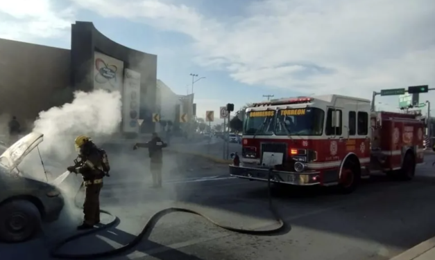 Falla mecánica provoca incendio de camioneta en el bulevar Independencia de Torreón