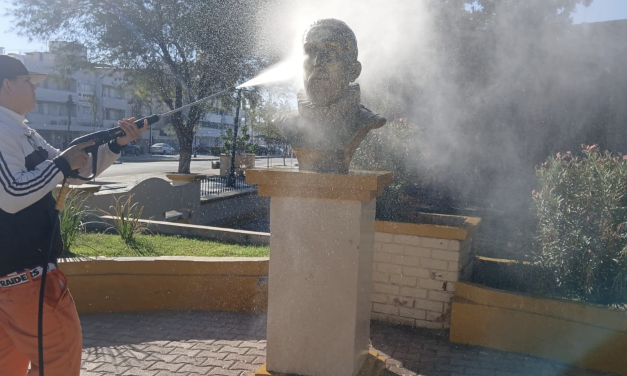 Refuerzan limpieza y mantenimiento de monumentos históricos en Torreón por temporada decembrina