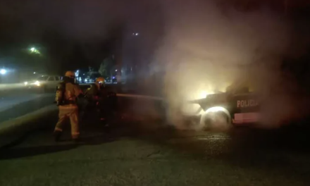 Ayuntamiento de Gómez Palacio aclara incendio de patrulla en Torreón