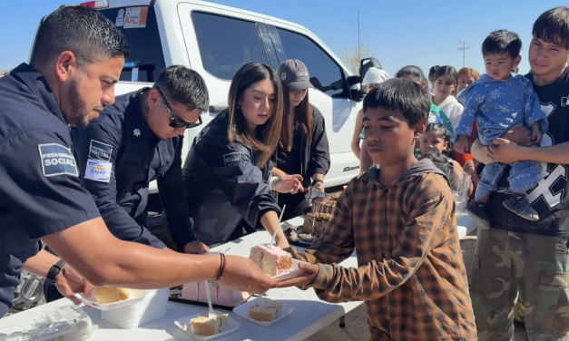 Policía de Torreón convive con niñas y niños de ejidos del oriente y reporta saldo blanco en Nochebuena