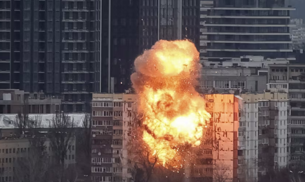 Rusia bombardea Kiev durante 10 horas antes de reunión clave entre Trump y Zelenski