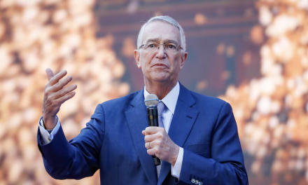 Hacienda fija en 51 mil millones de pesos la deuda fiscal de Ricardo Salinas Pliego