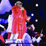 Snoop Dogg convierte el mediotiempo en una villa navideña y se roba el show en Minnesota